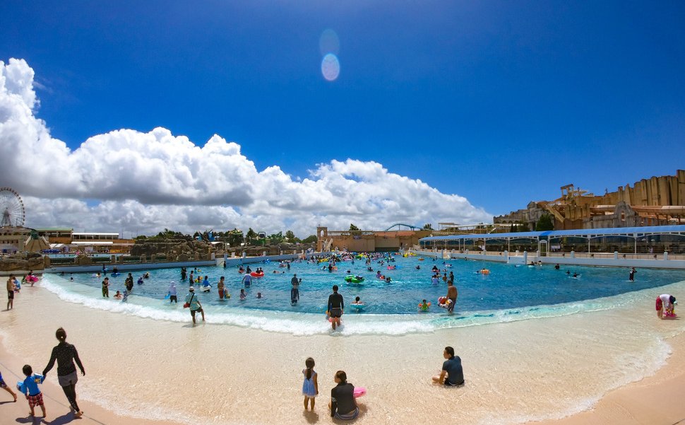夏はラグーナの巨大プールが人気