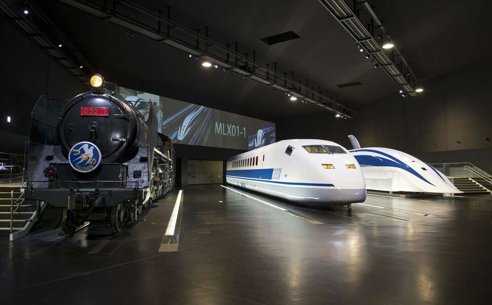 蒸気機関車、歴代の新幹線、超電導リニアを展示