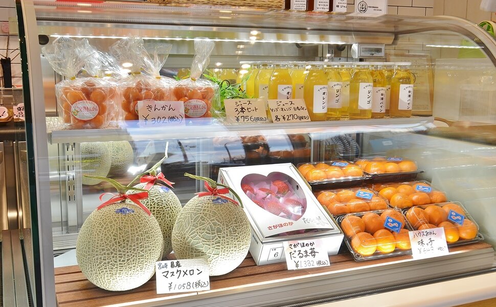 金山のトリビュートの店内