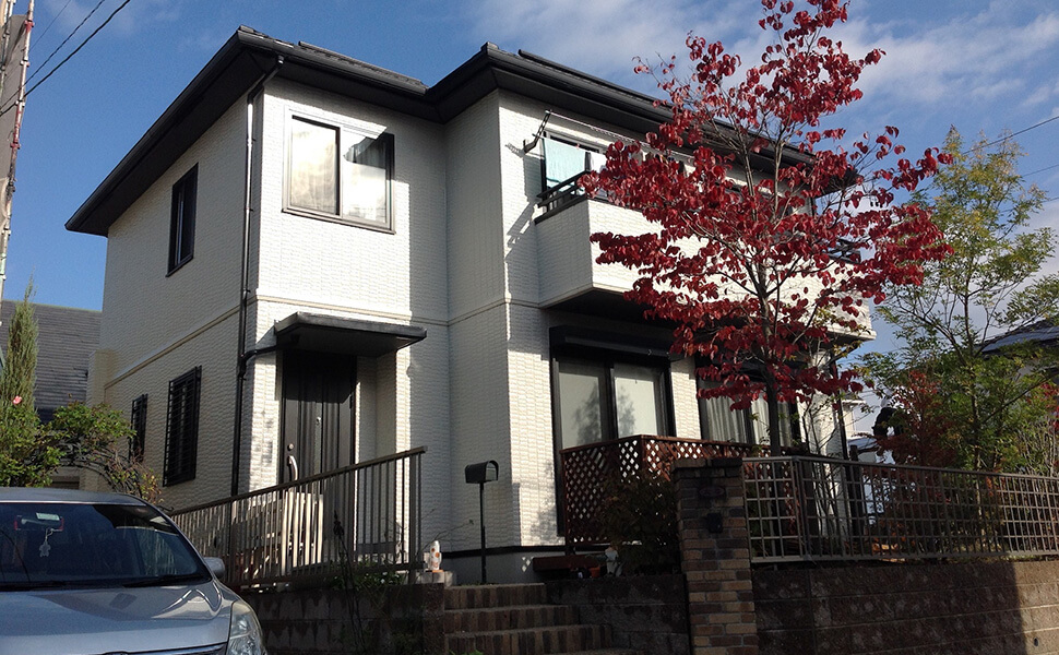 愛知県一宮市の塗装専門業者『中部OKペイント』外壁塗装施工例。ベージュ色に塗られた一軒家。