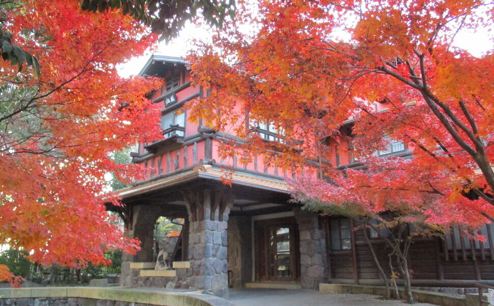 名古屋の歴史的名所揚輝荘の紅葉
