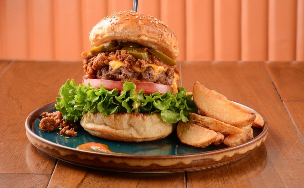 アメリカンサイズのハンバーガー　Greedy Burger