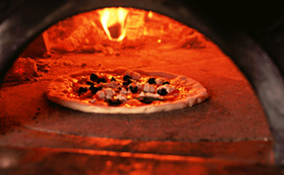 石釜で焼いたピザ