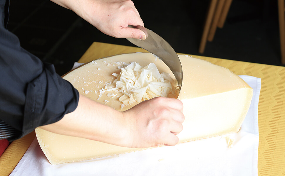 削られている大きなチーズ