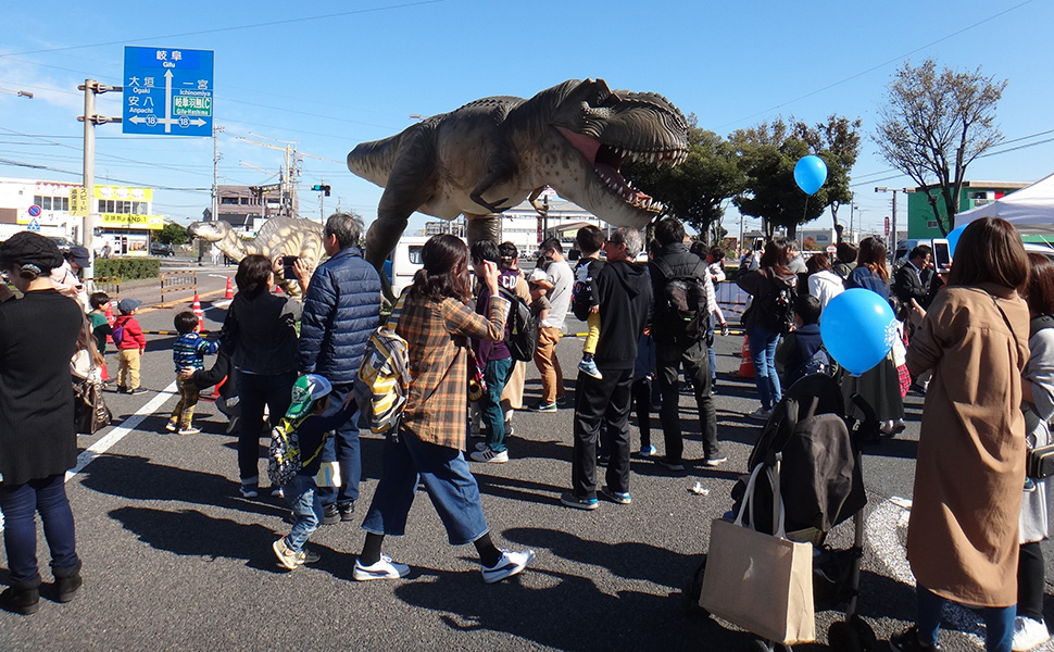 恐竜が登場するぎふ羽島駅前フェスタ